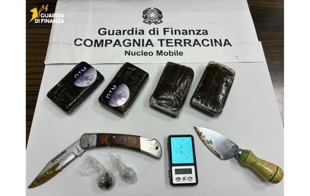 Scoperta di mezzo chilo di hashish e due armi da taglio in casa di un uomo a Sabaudia