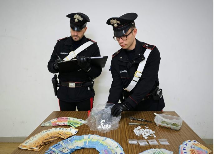 Arrestati due giovani per spaccio e banconote false dai Carabinieri