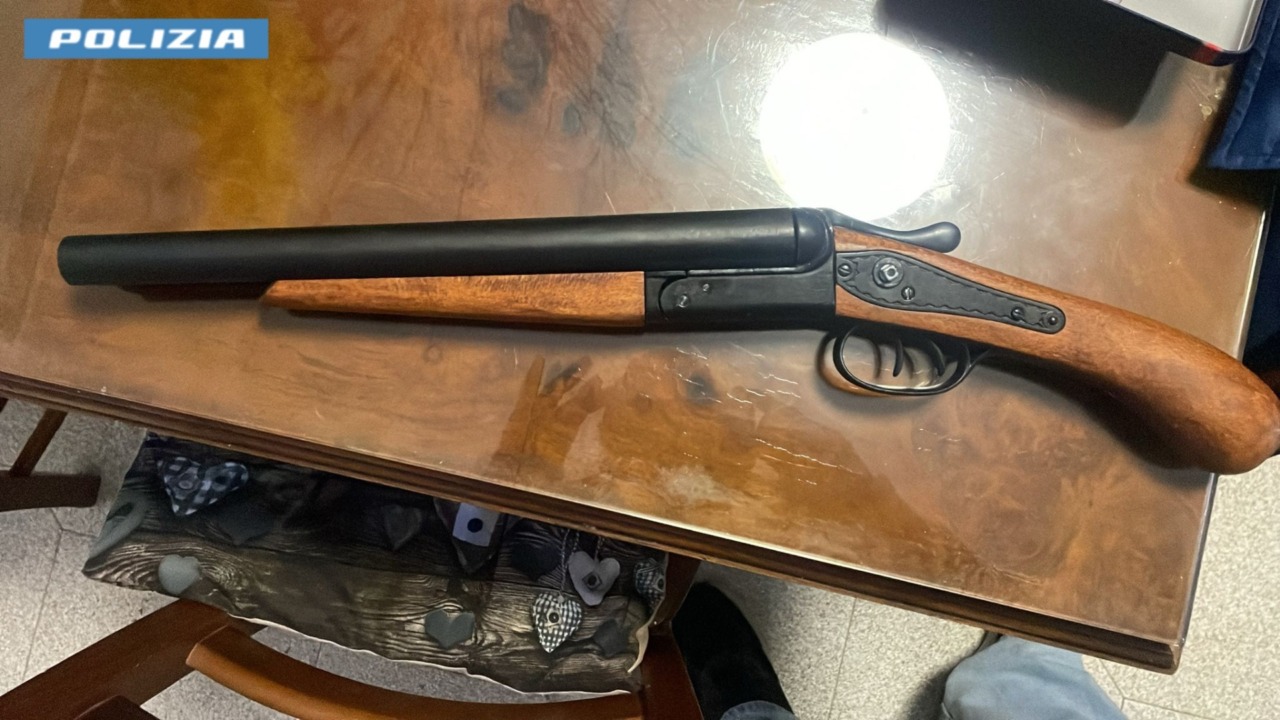 Arrestato un uomo per detenzione abusiva di armi e munizioni