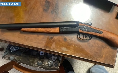 Arrestato un uomo per detenzione abusiva di armi e munizioni