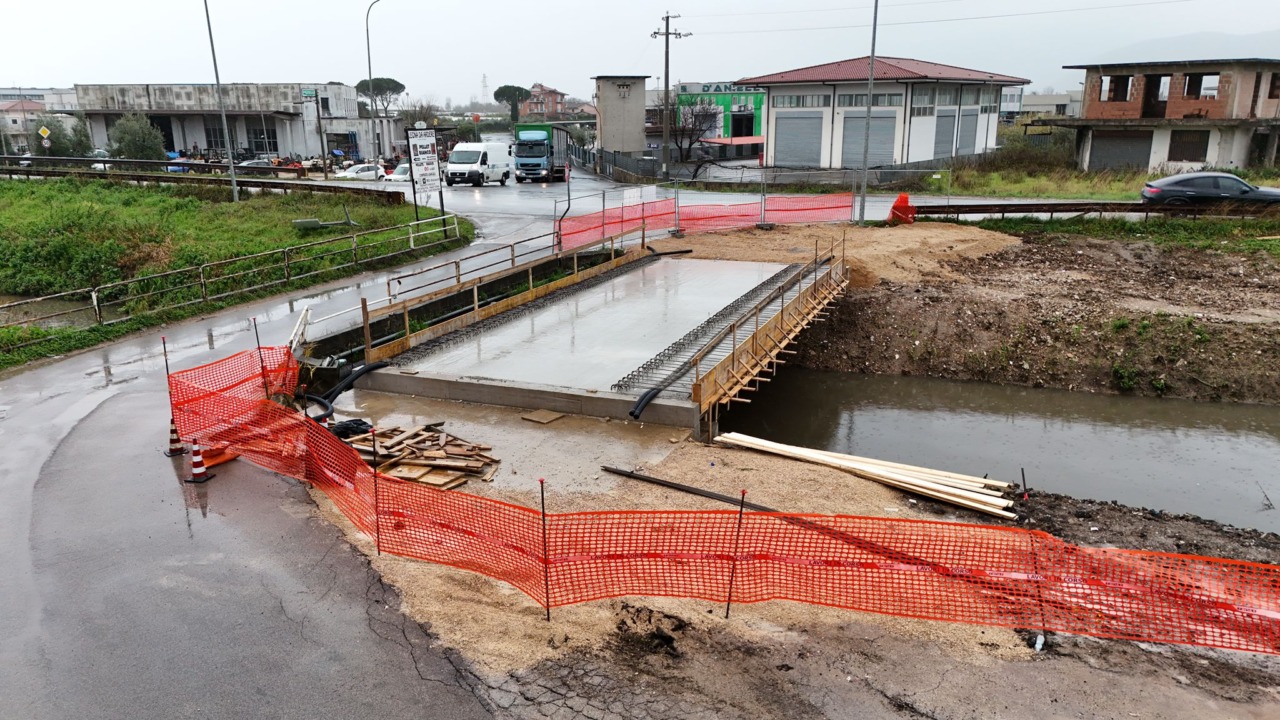 Avanzano i lavori per il nuovo ponte in Via della Torre