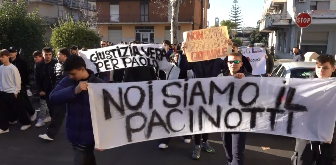Caso Mendico, studenti in corteo per sostenere la preside e le docenti sospese