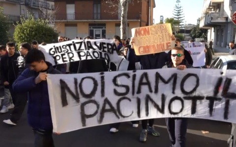 Caso Mendico, studenti in corteo per sostenere la preside e le docenti sospese