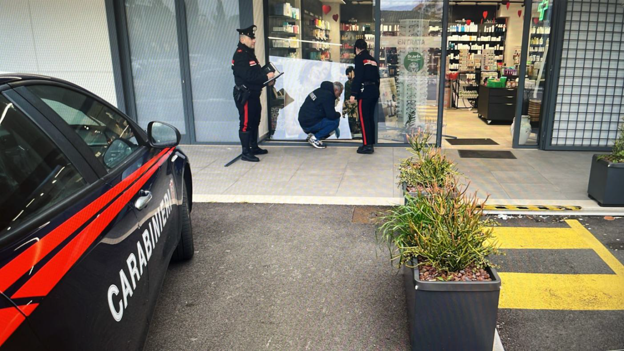 Colpo in farmacia a Terracina con auto ariete