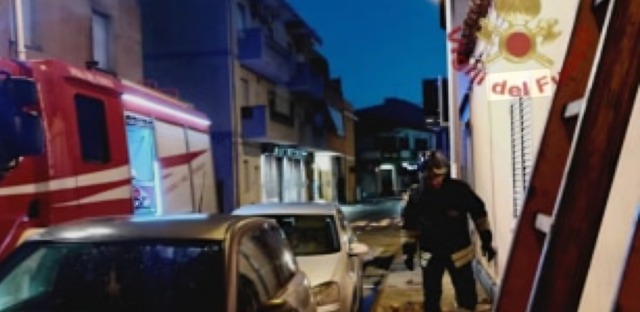 Crollo del solaio in una casa, una donna ferita