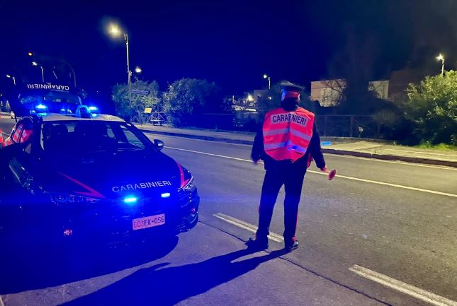 Denunciato 39enne per possesso di coltello a serramanico in auto