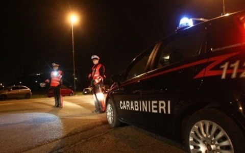 Denunciato un 51enne per droga e coltello in auto