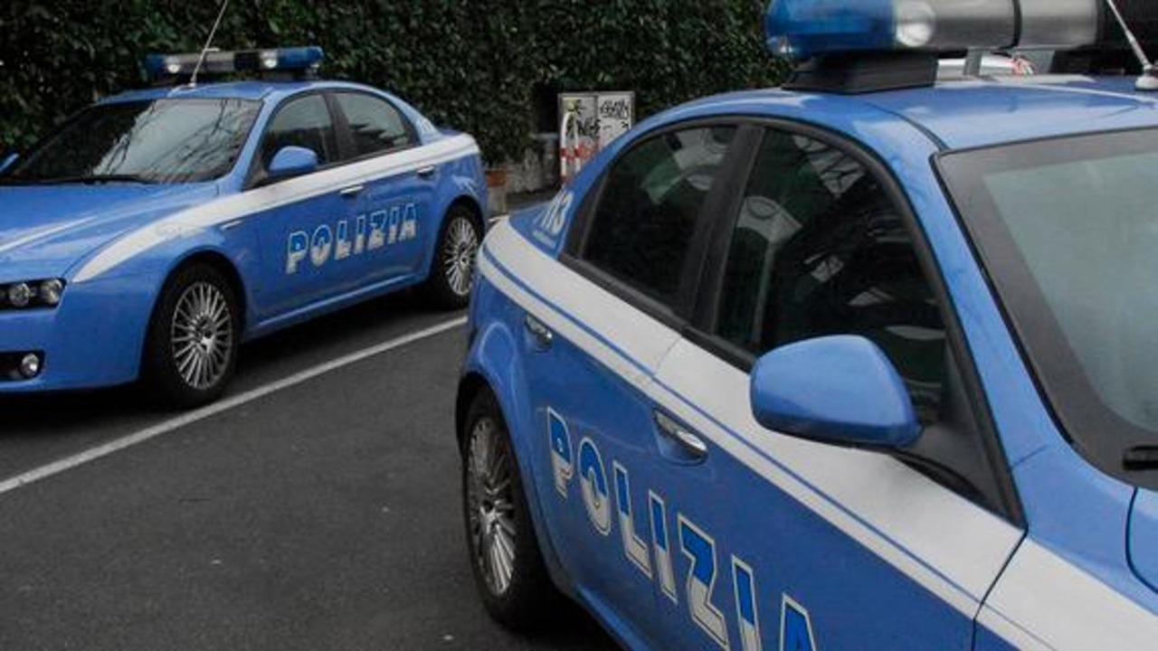 Due motociclette coinvolte in un incidente, una passeggera in ospedale