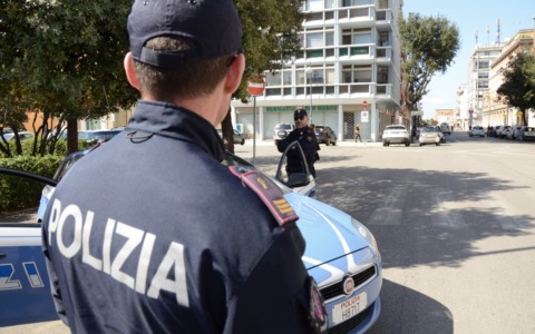 Fermato un motociclista con due coltelli: denunciato dalla Polizia