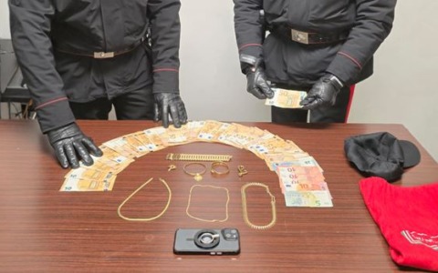 Finge di essere un Carabiniere e truffa due donne, arrestato un 37enne