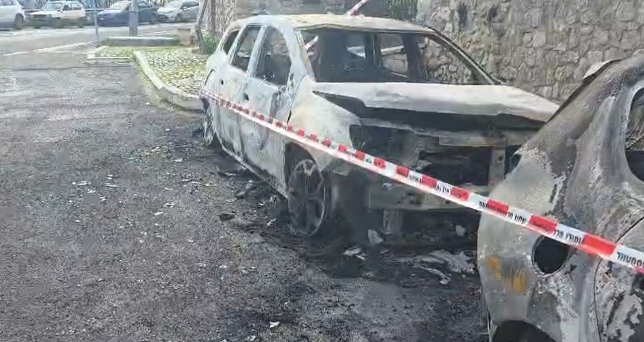 Incendio notturno in via della Conciliazione: quattro auto distrutte