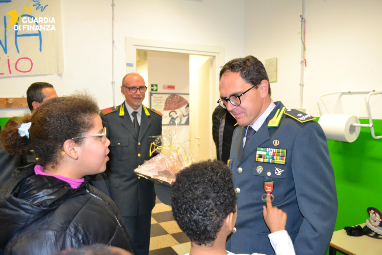 La Guardia di Finanza regala libri e giocattoli ai bambini del Centro Minore Comunale
