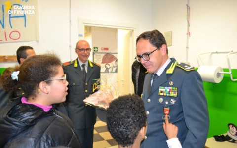 La Guardia di Finanza regala libri e giocattoli ai bambini del Centro Minore Comunale