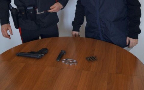 Minacce a un meccanico: due denunce e un arresto per munizioni da guerra