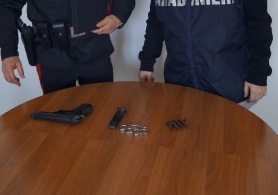 Minacce a un meccanico: due denunce e un arresto per munizioni da guerra