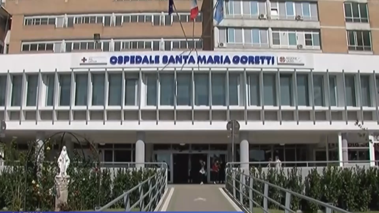 Ragazza si infortuna con monopattino in una buca a Latina