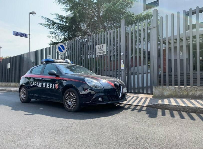Rapina in sala scommesse: arrestati due fratelli dopo un inseguimento