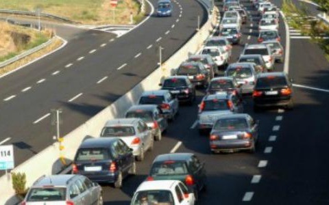 Ribaltamento di un Tir sulla Pontina, traffico bloccato verso Roma