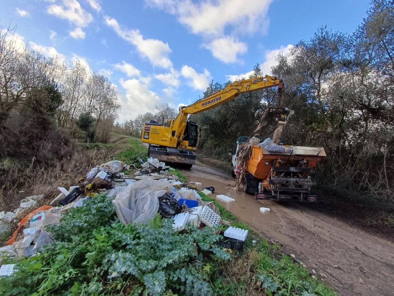 Rimozione di rifiuti nei canali: azione congiunta per il decoro delle periferie