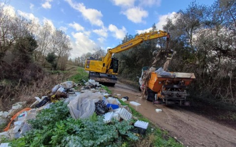 Rimozione di rifiuti nei canali: azione congiunta per il decoro delle periferie