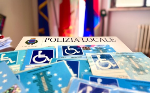 Ritirati 47 tesserini disabili falsi dalla Polizia Locale
