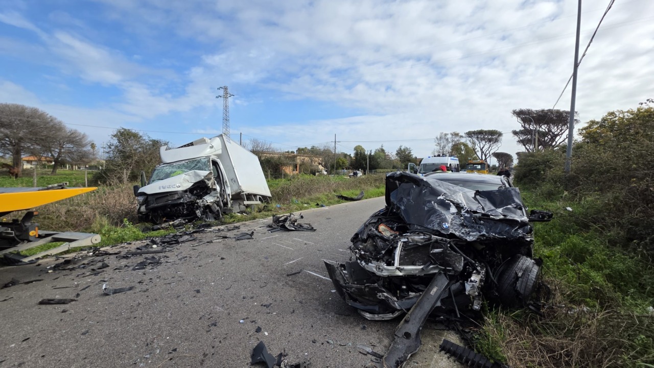 Scontro frontale tra una BMW e un autocarro, due feriti gravi e una bimba illesa