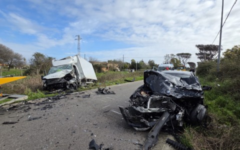 Scontro frontale tra una BMW e un autocarro, due feriti gravi e una bimba illesa