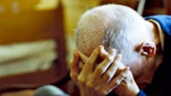 Un pensionato di 85 anni truffato per 40.000 euro da un falso agente di polizia