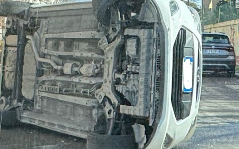 Uomo di 87 anni perde il controllo dell’auto e si ribalta, illeso