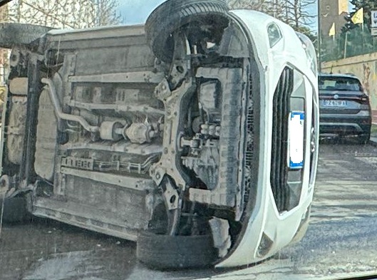 Uomo di 87 anni perde il controllo dell’auto e si ribalta, illeso