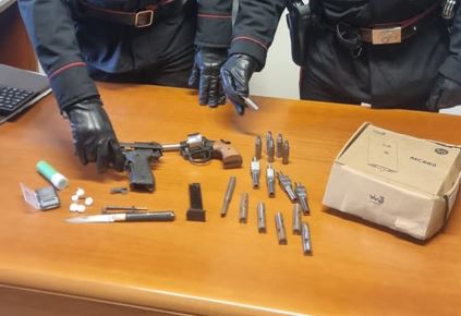 45enne arrestato per spaccio e armi clandestine