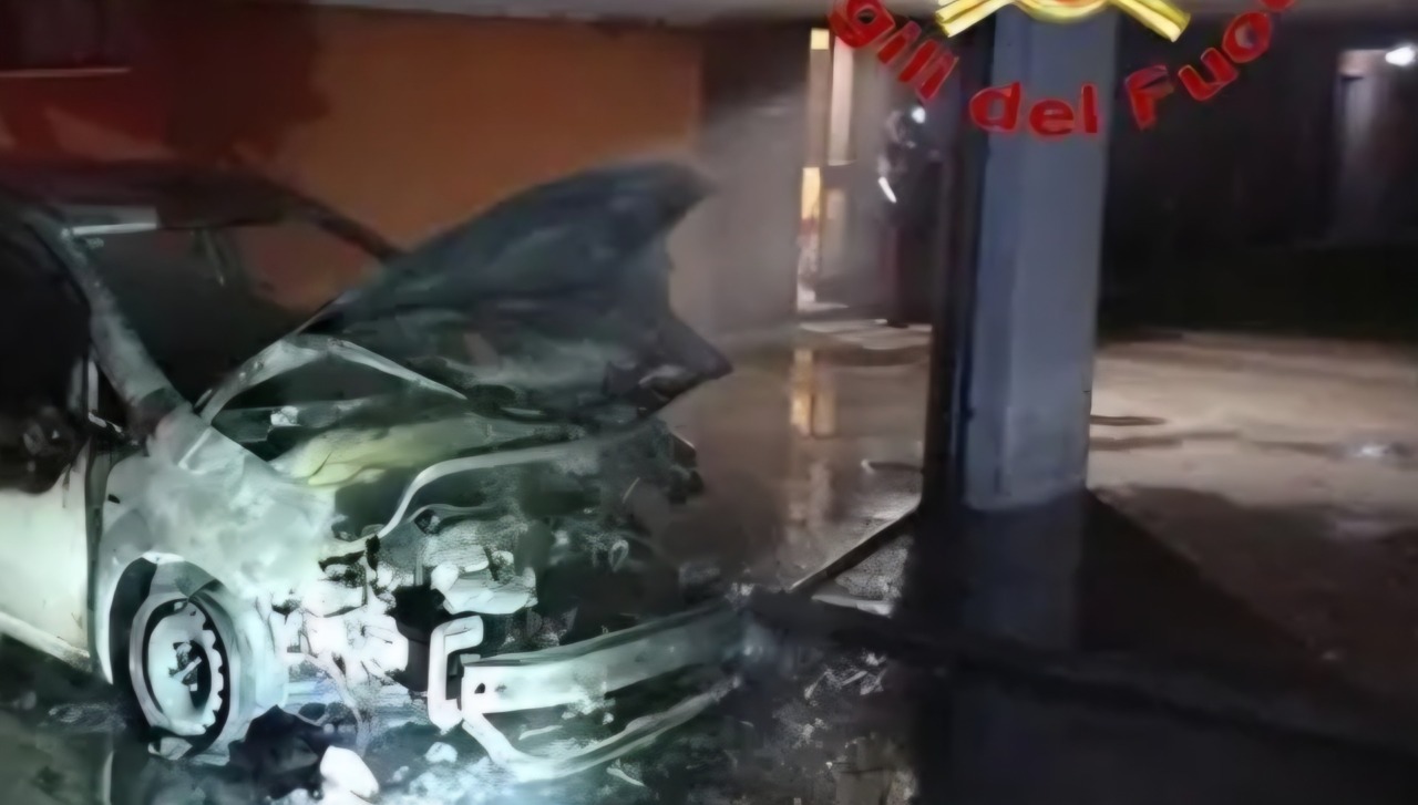 Auto in fiamme al complesso Arlecchino, un nuovo caso di intimidazione