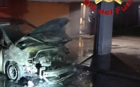 Auto in fiamme al complesso Arlecchino, un nuovo caso di intimidazione