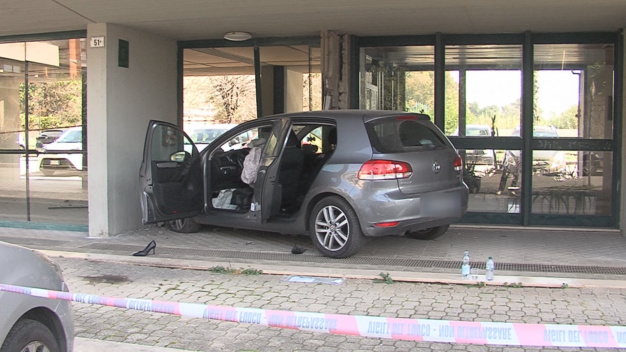 Auto si schianta contro l’androne di un palazzo: quattro feriti