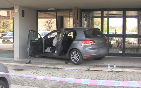 Auto si schianta contro l’androne di un palazzo: quattro feriti