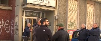 Cassa integrazione alla Sicamb, lavoratori in protesta. Le interviste