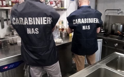 Chiusura di un minimarket per gravi carenze igieniche
