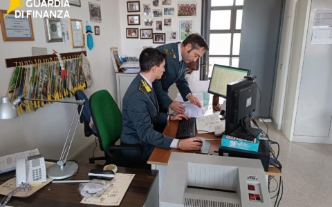 Corruzione e riciclaggio: coinvolti 11 indagati tra dipendenti della Camera di Commercio