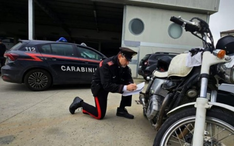 Denunciato 53enne per moto rubata e rifiuto di accertamenti