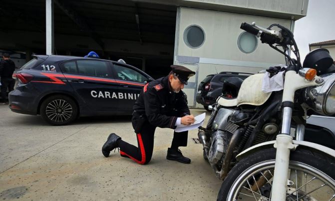 Denunciato 53enne per moto rubata e rifiuto di accertamenti