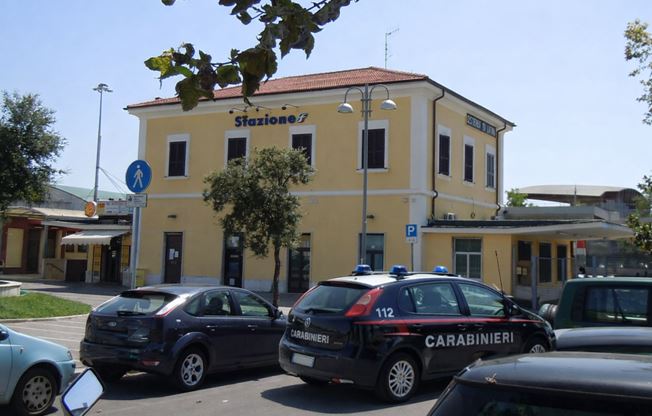 Denunciato un 18enne con coltello e taglierino vicino alla stazione
