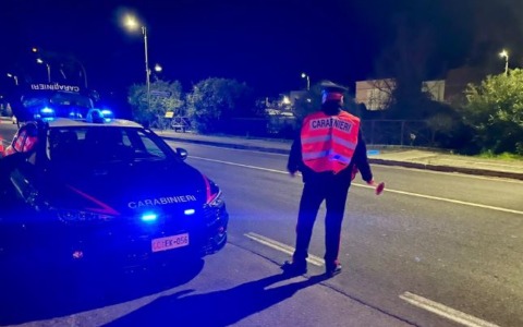 Denunciato un 56enne per guida senza assicurazione e possesso di armi