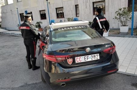 Donna denunciata per possesso ingiustificato di oggetti pericolosi e custodia inadeguata di armi
