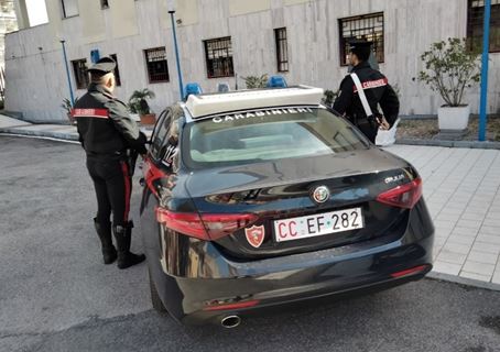 Donna denunciata per possesso ingiustificato di oggetti pericolosi e custodia inadeguata di armi