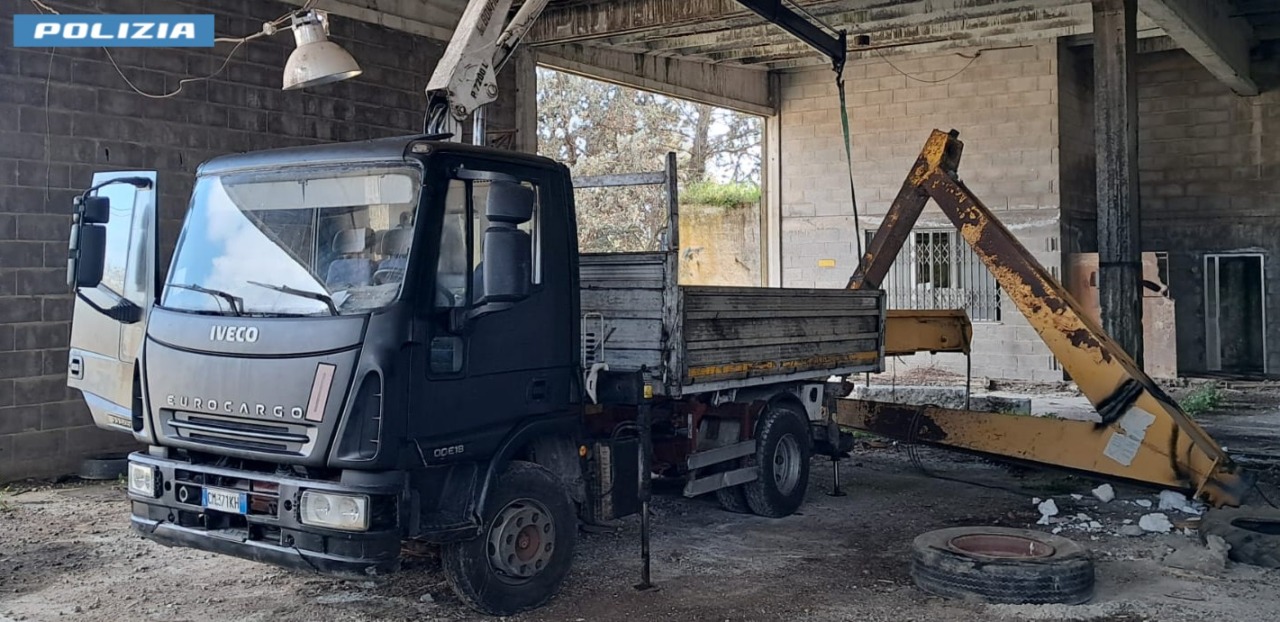 Due denunciati per furto di materiale ferroso e autocarro rubato dalla Polizia di Stato