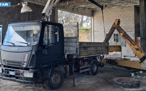 Due denunciati per furto di materiale ferroso e autocarro rubato dalla Polizia di Stato