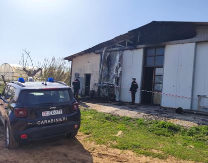 Falegnameria in fiamme: l’intervento dei Carabinieri