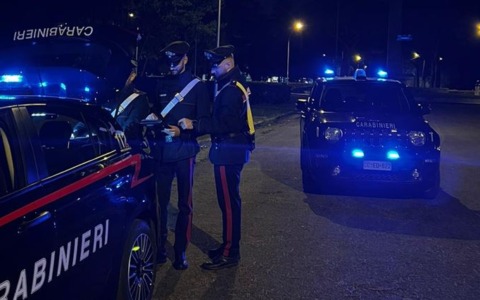 Finge di essere consulente finanziaria e ruba 600 euro a ragazza