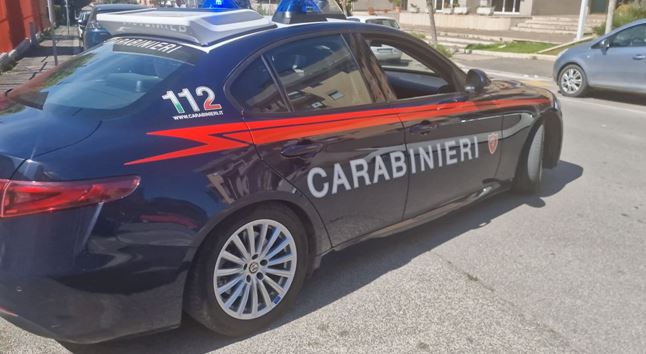 Finge di essere un venditore online e incassa pagamenti: denunciato