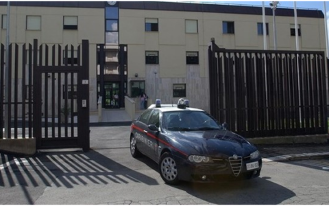 Follia durante l’applicazione del braccialetto elettronico